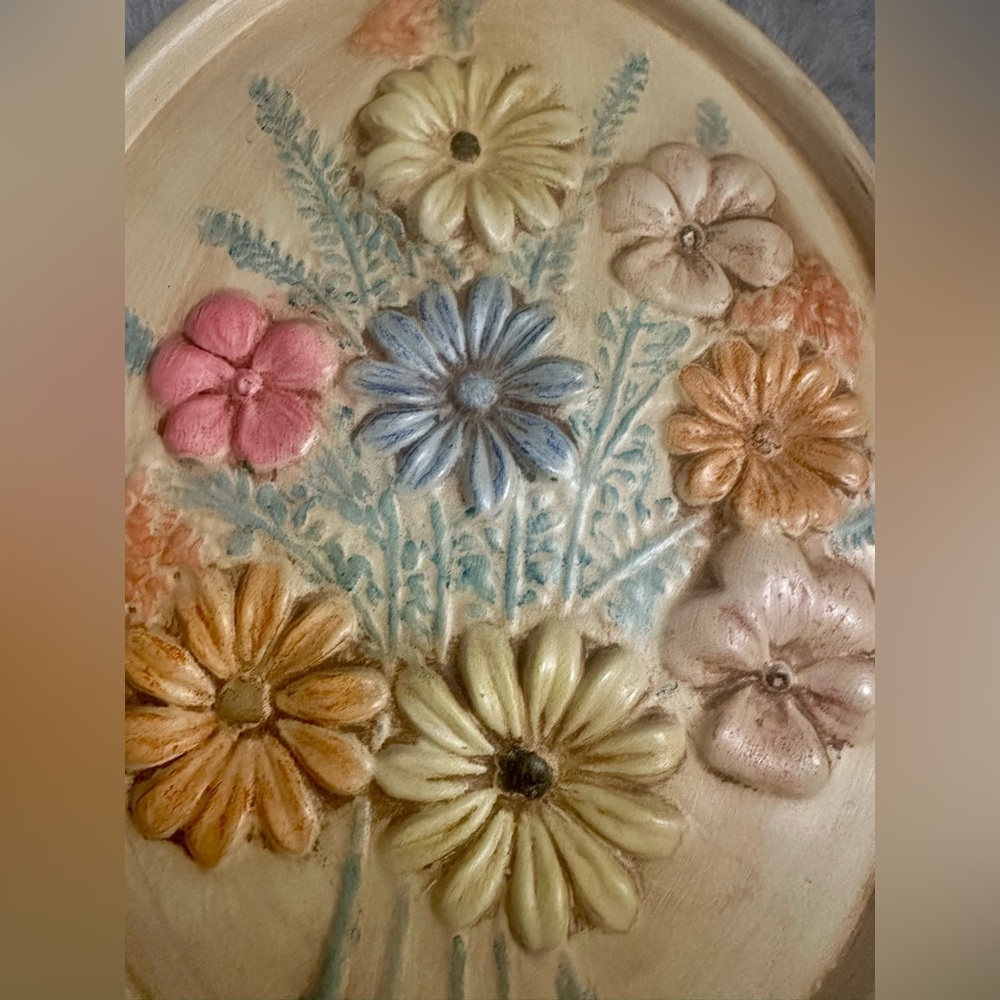 Vintage 84’ Mold Ceramic Oval Wall Art Home Decor 3D Flowers. Very Pretty!!! - Picture 7 of 7